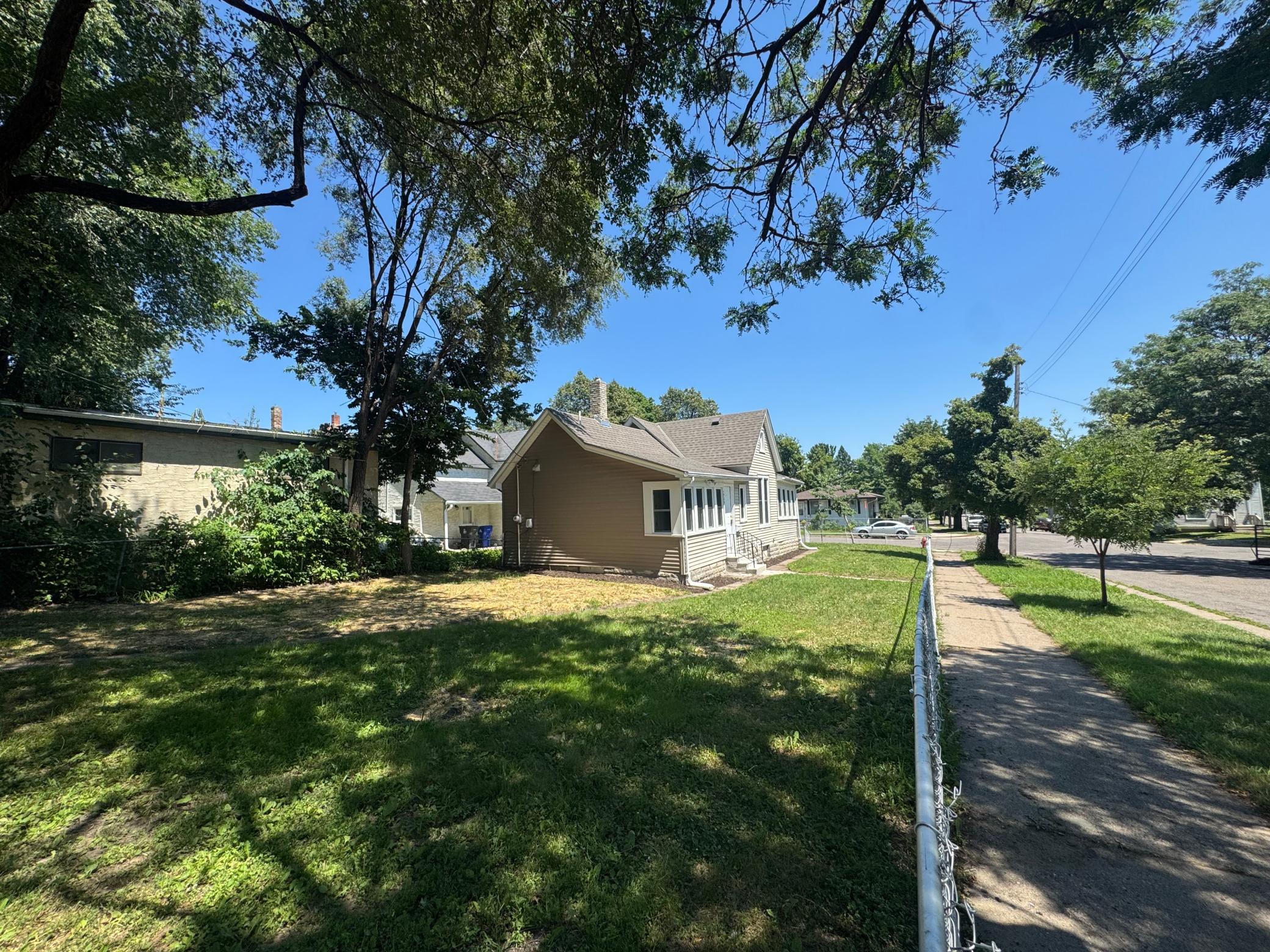 989 Marion Street