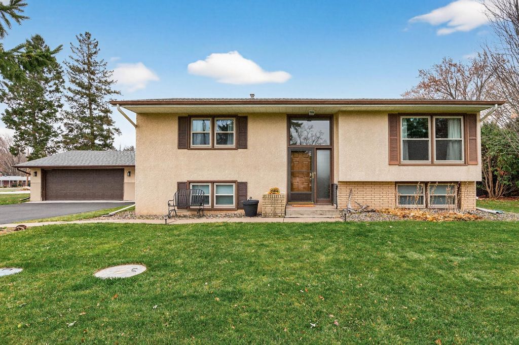 Photo of 8657 Ironwood Trail N, Lake Elmo, MN 55042 (MLS # 6820932)