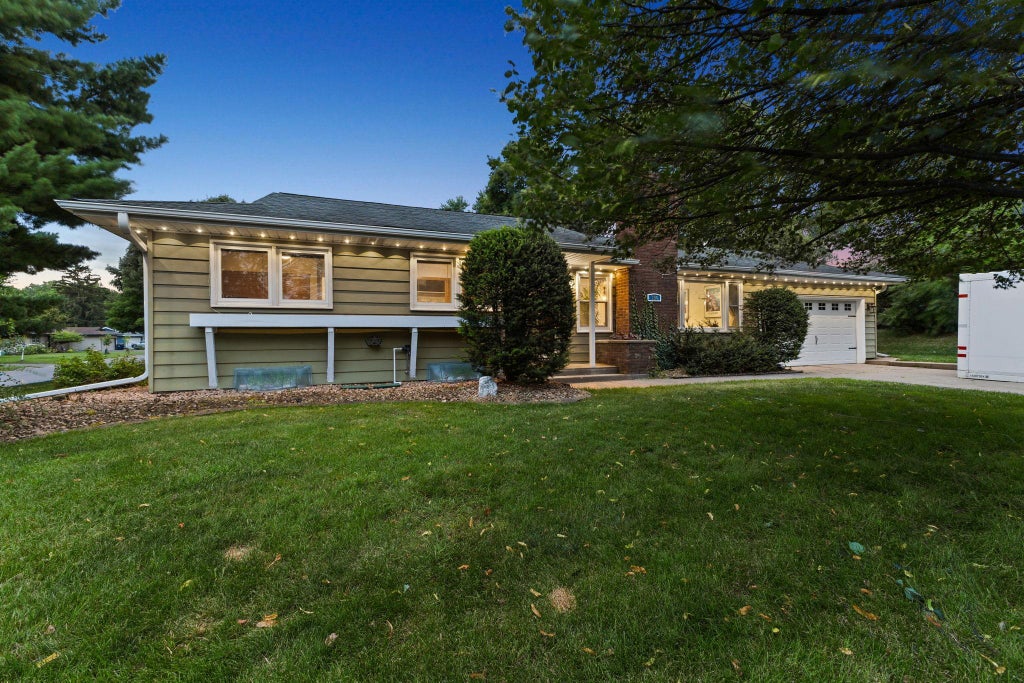 Photo of 784 Creek Avenue, Mendota Heights, MN 55120 (MLS # 7112305)