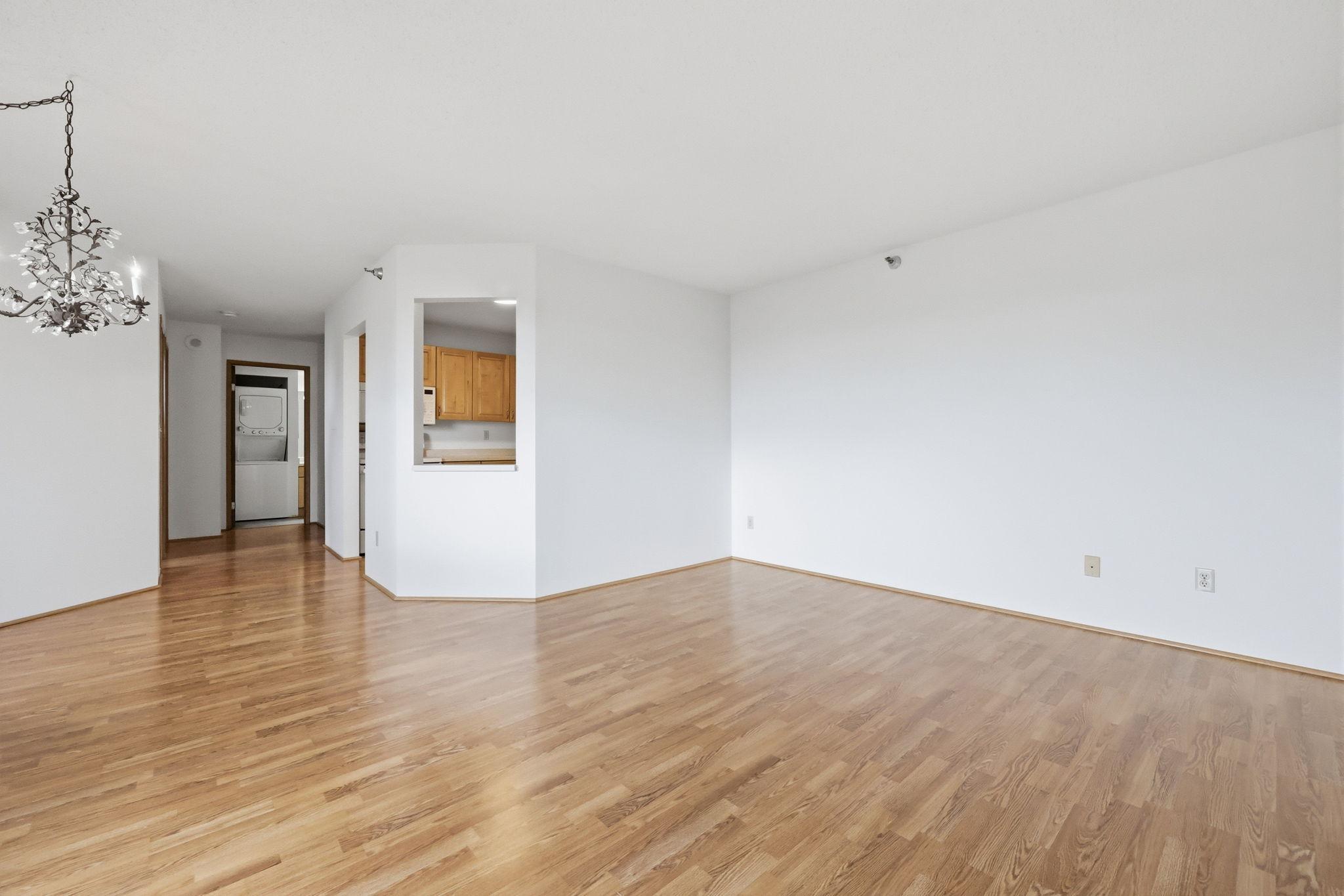 78 10th Street E 1702