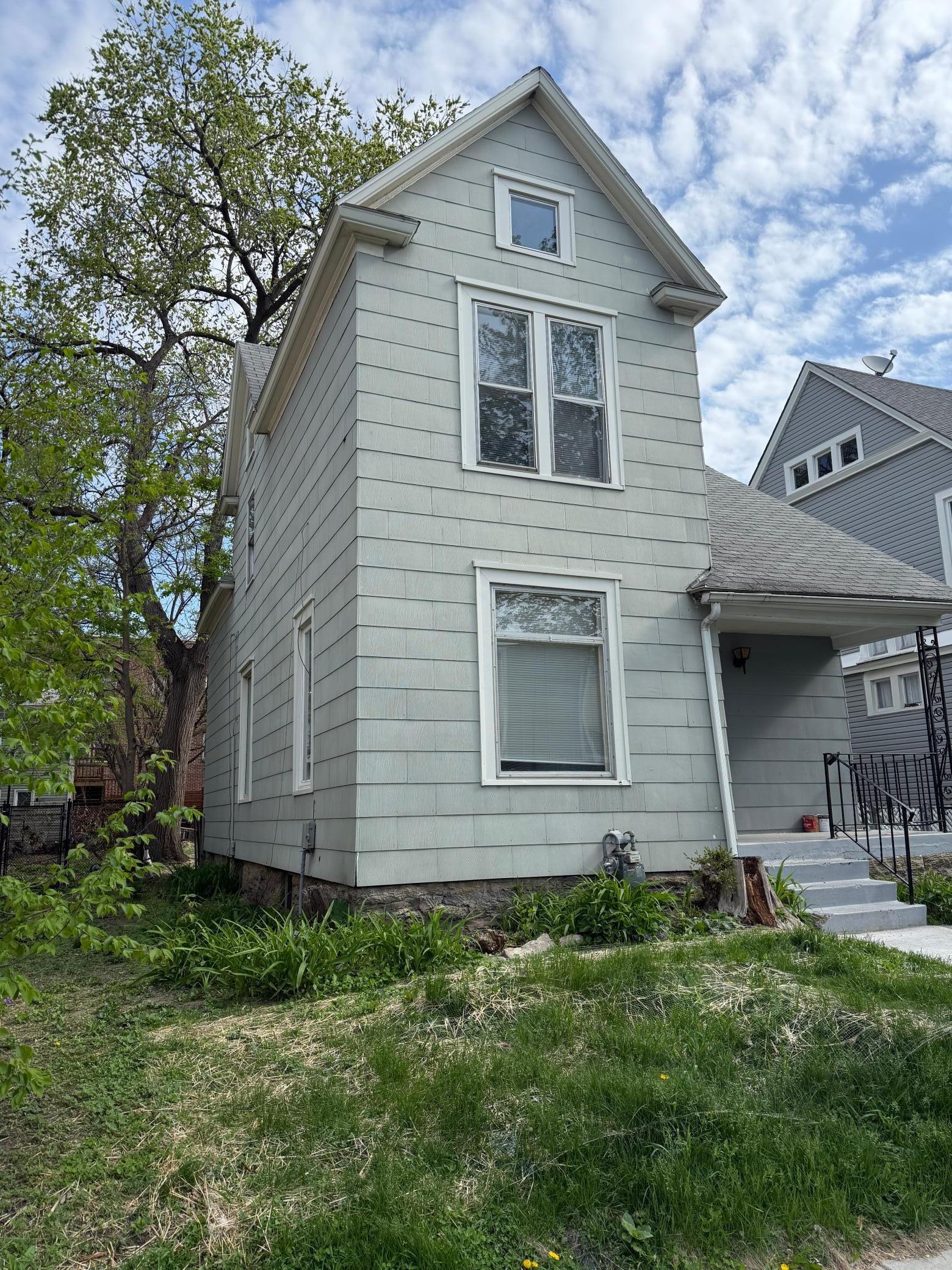 216 27th Street E