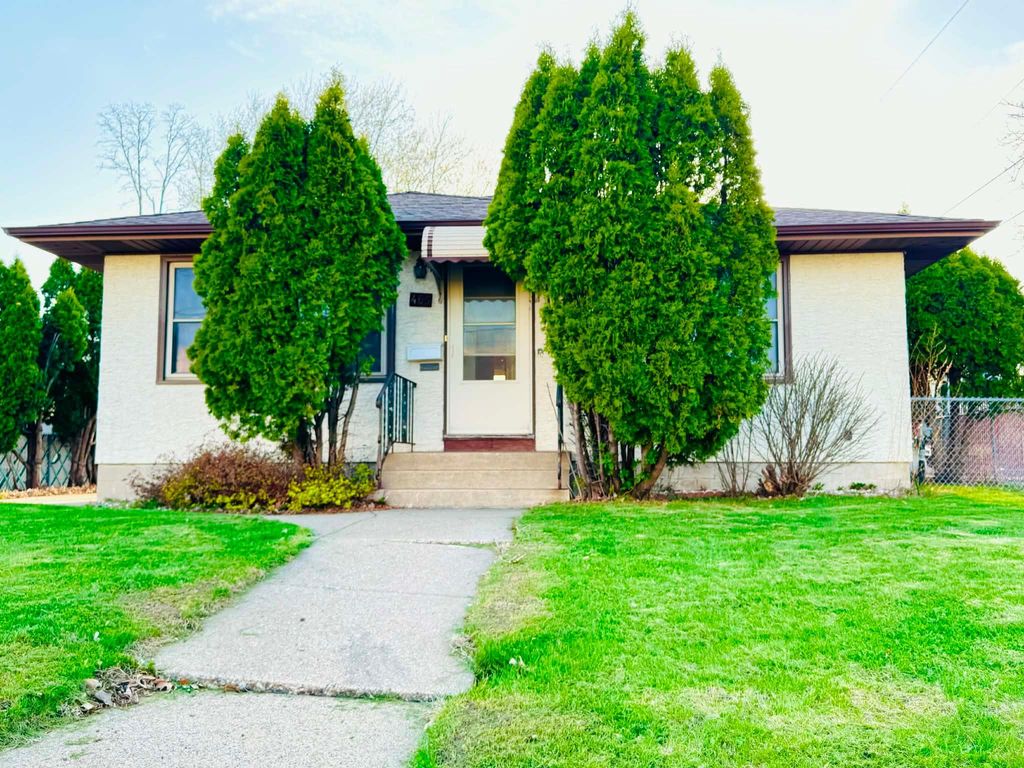 Photo of 465 Ruth Street N, Saint Paul, MN 55119 (MLS # 7059948)