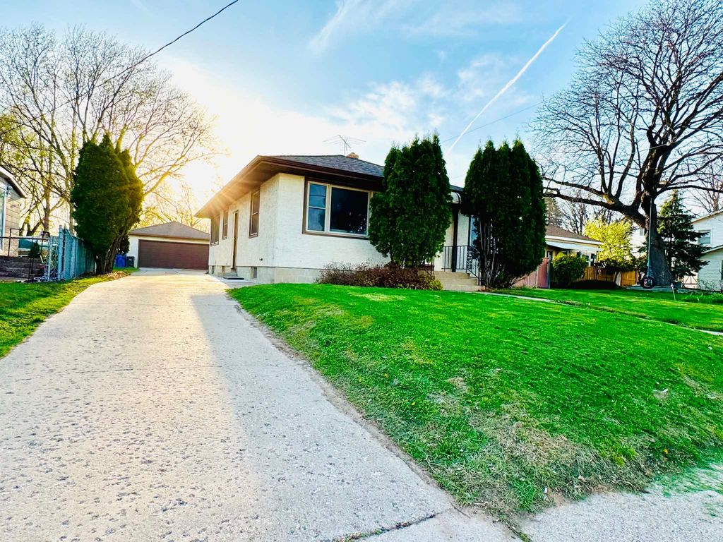 Photo of 465 Ruth Street N, Saint Paul, MN 55119 (MLS # 7059948)