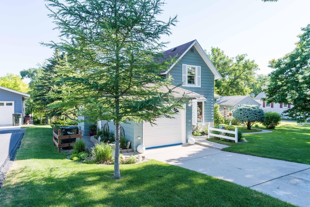 Photo of 526 W Douglas Avenue, Fergus Falls, MN 56537 (MLS # 7033731)
