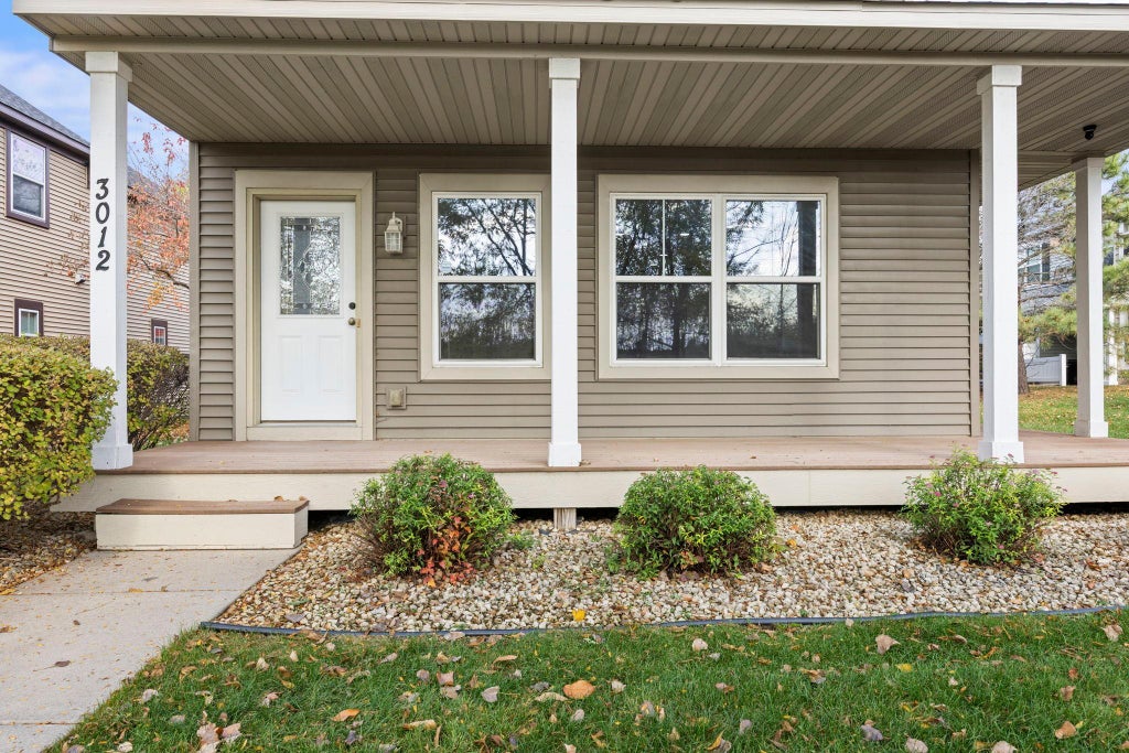 Photo of 3012 Cottage Lane N, Maplewood, MN 55109 (MLS # 7166013)