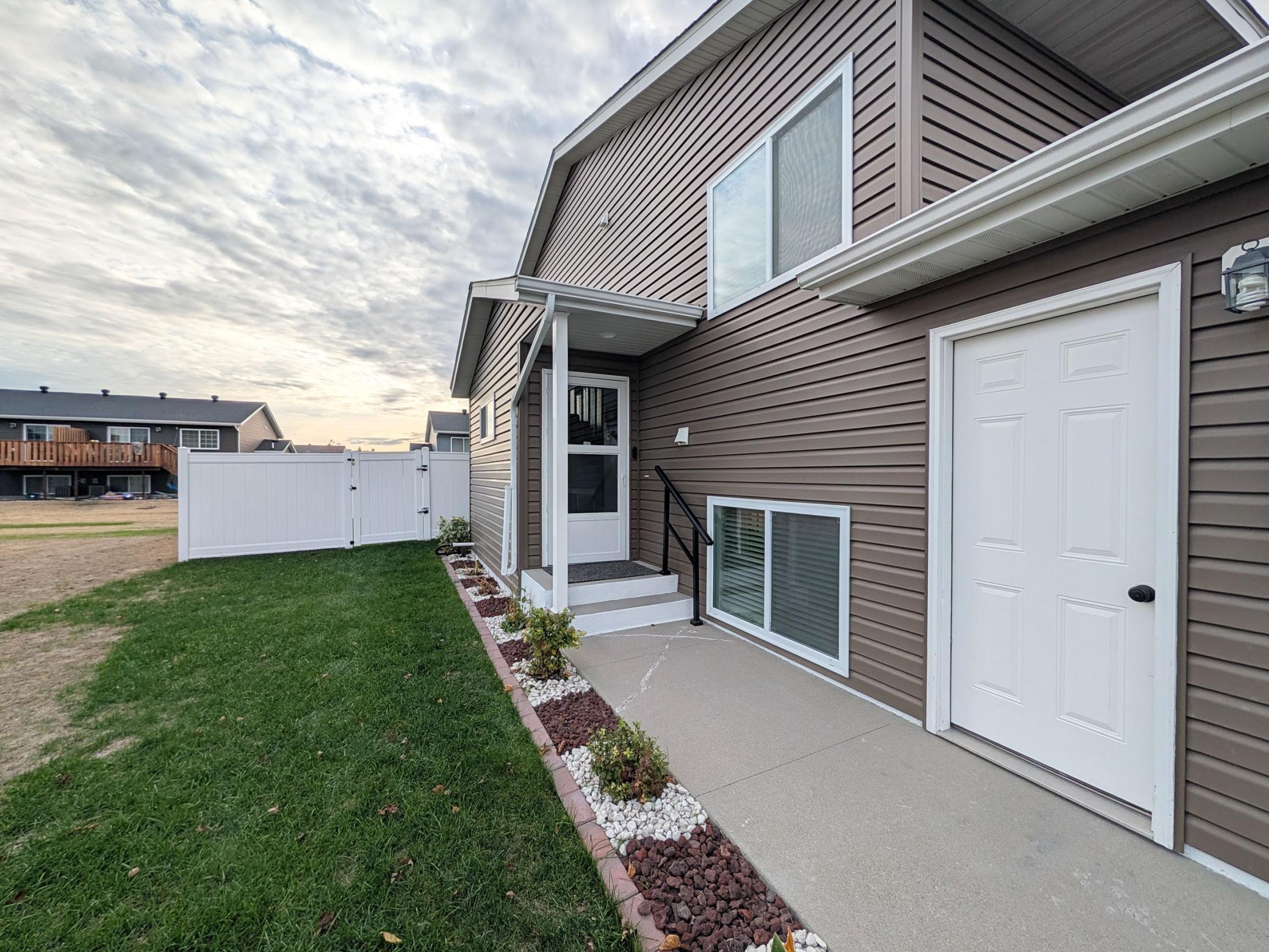 2511 7 Court W