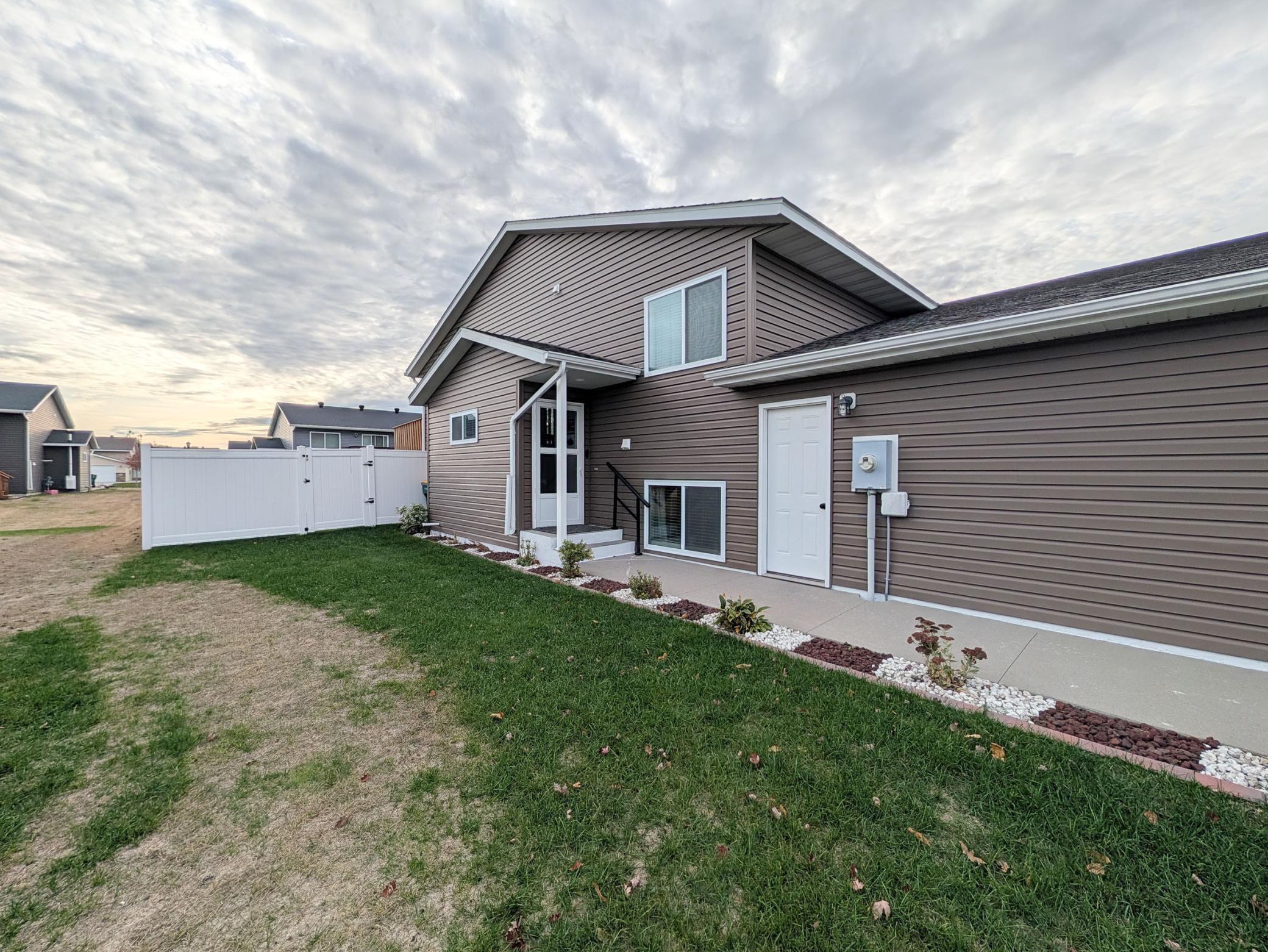 2511 7 Court W