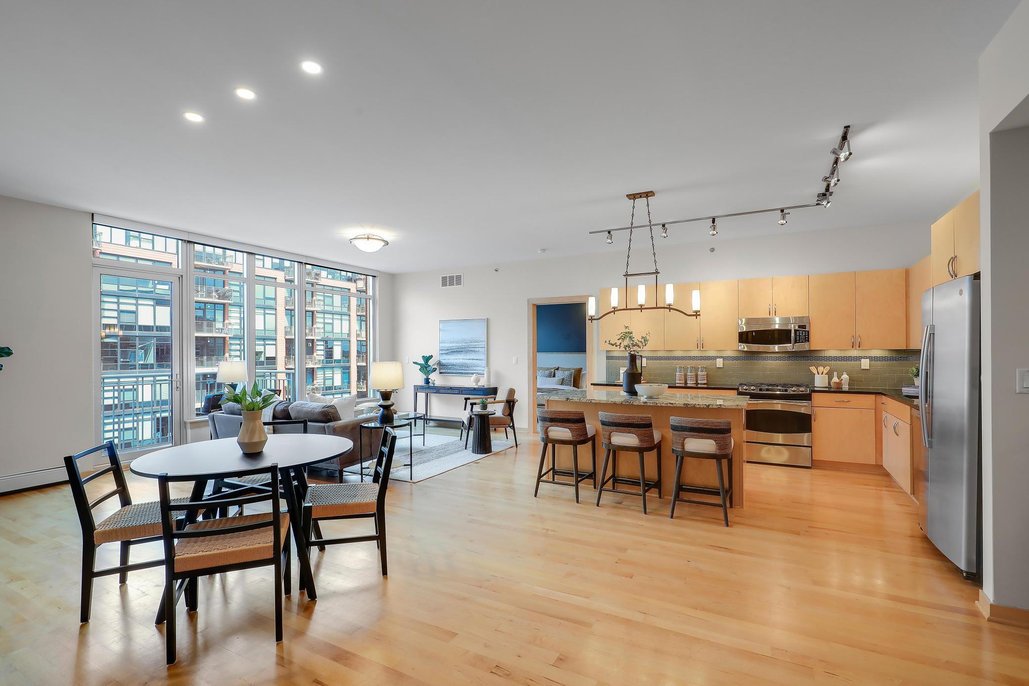 215 10th Avenue S 727