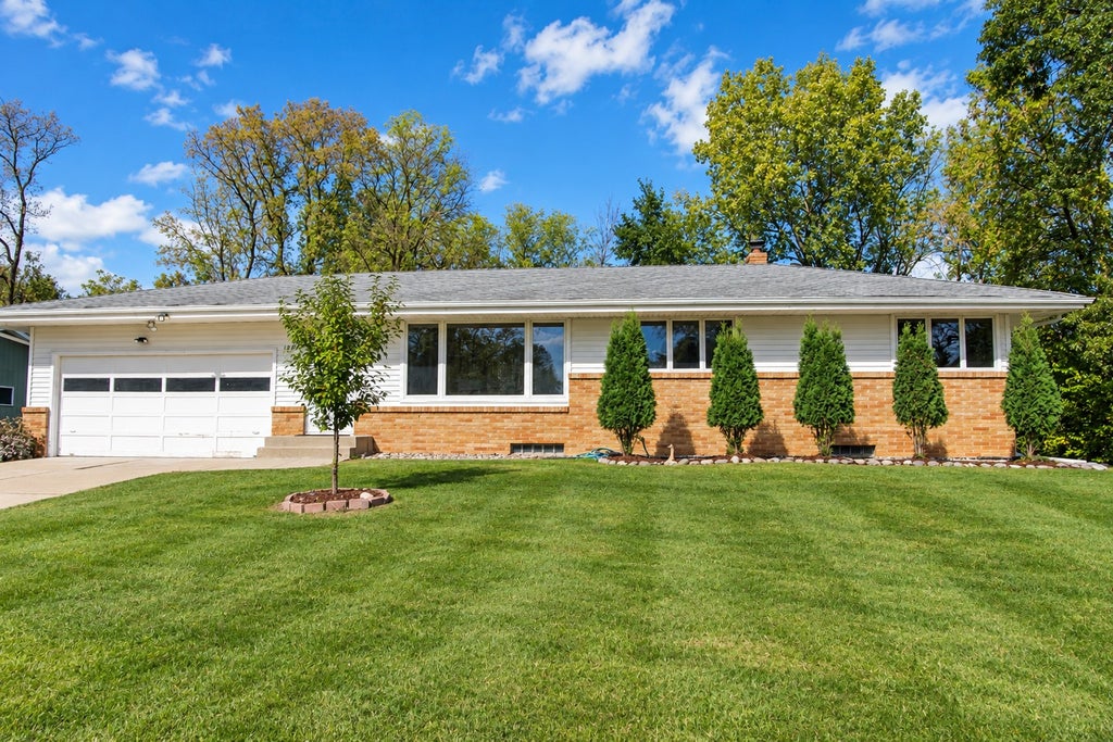 Photo of 1595 Sandhurst Avenue E, Maplewood, MN 55109 (MLS # 7155995)