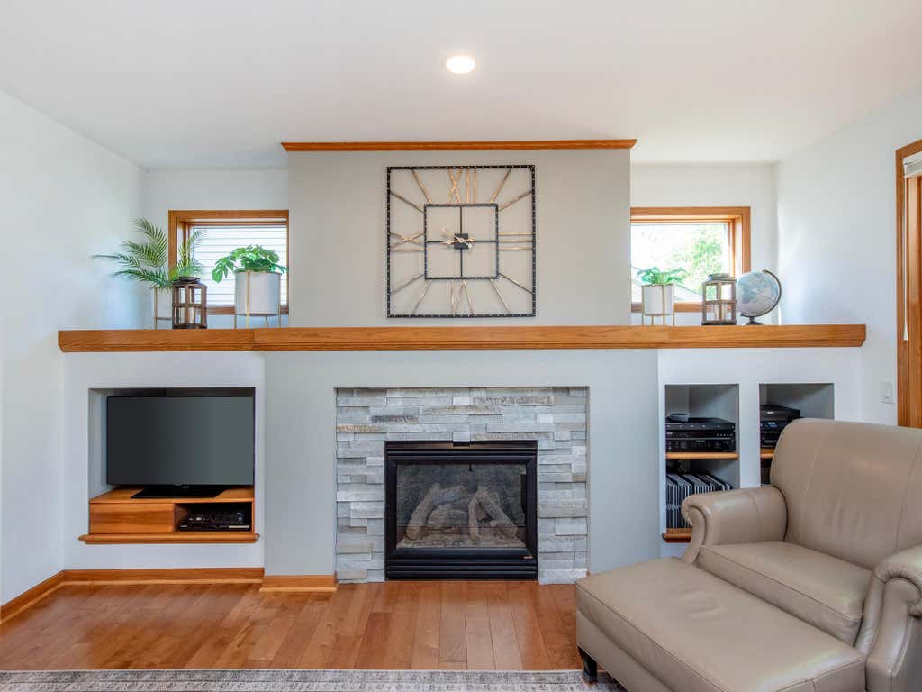 Photo of 814 New Century Boulevard S, Maplewood, MN 55119 (MLS # 7097814)
