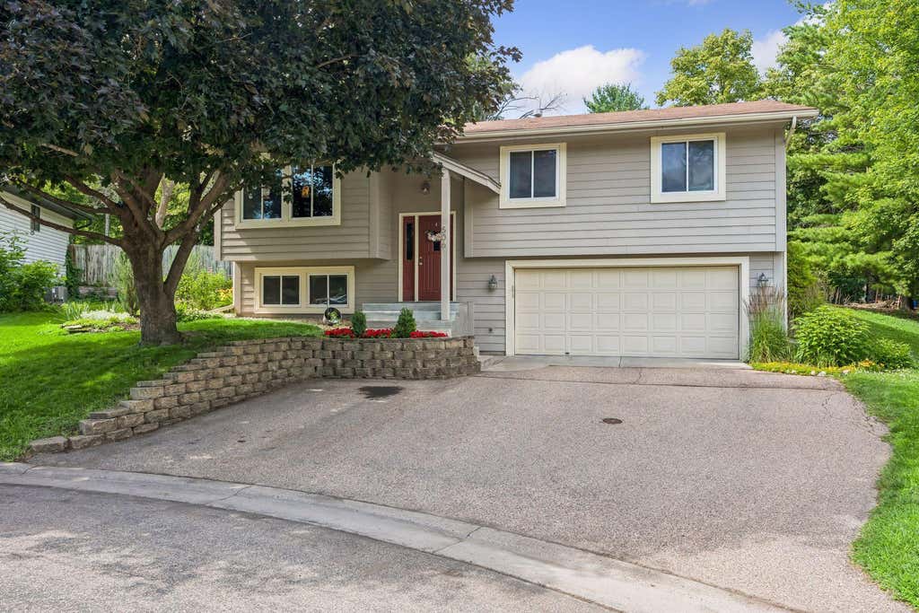 Photo of 506 Laredo Lane, Chanhassen, MN 55317 (MLS # 7103705)