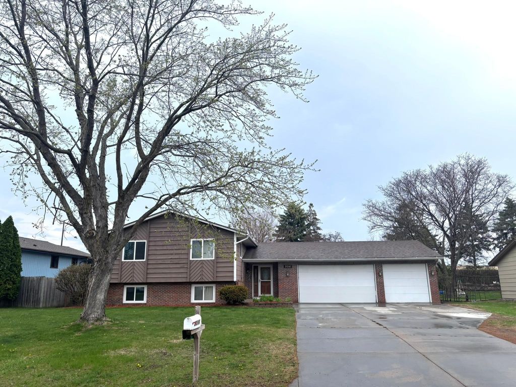 Photo of 2016 84th Avenue N, Brooklyn Park, MN 55444 (MLS # 7062113)