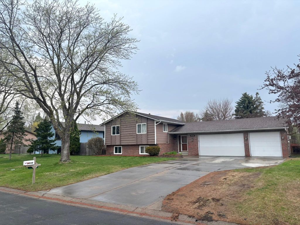 Photo of 2016 84th Avenue N, Brooklyn Park, MN 55444 (MLS # 7062113)