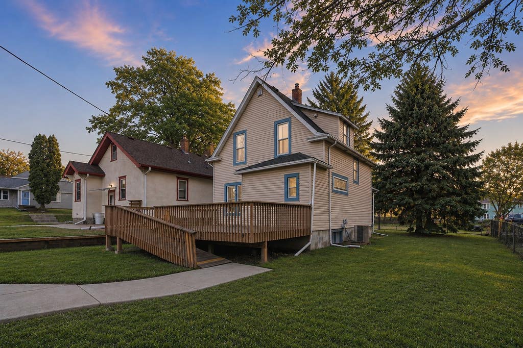 Photo of 902 Dodd Road, West Saint Paul, MN 55118 (MLS # 7101729)