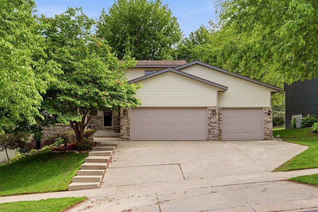 Photo of 2112 Parkwood Hills Drive NE, Rochester, MN 55906 (MLS # 7079824)