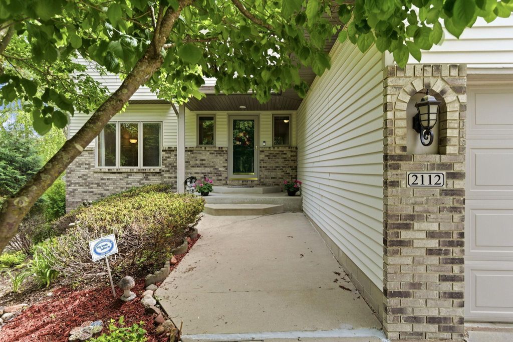 Photo of 2112 Parkwood Hills Drive NE, Rochester, MN 55906 (MLS # 7079824)