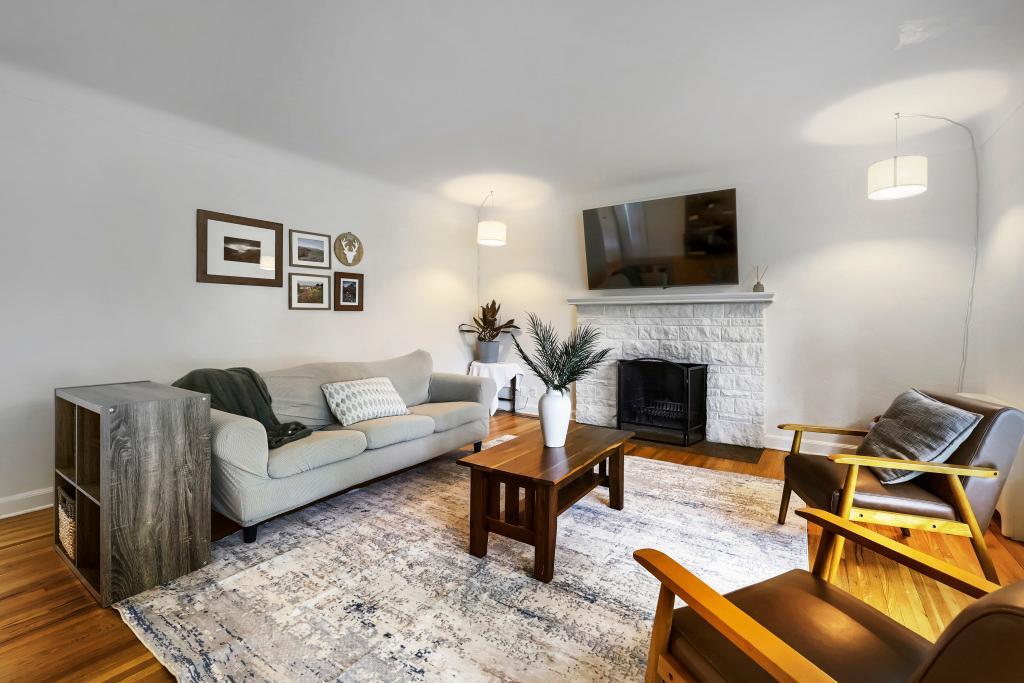 Photo of 987 Chippewa Avenue, Mendota Heights, MN 55118 (MLS # 7106581)