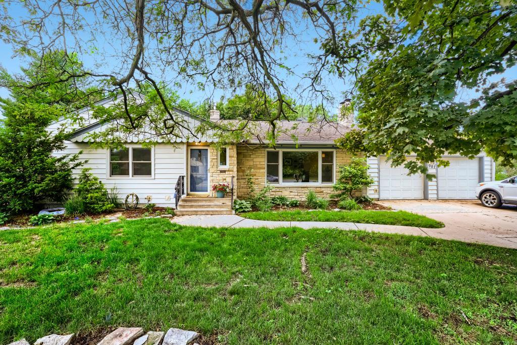 Photo of 987 Chippewa Avenue, Mendota Heights, MN 55118 (MLS # 7106581)