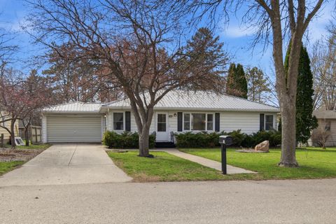 Photo of 819 N Ramsey Avenue, Litchfield, MN 55355 (MLS # 7057484)