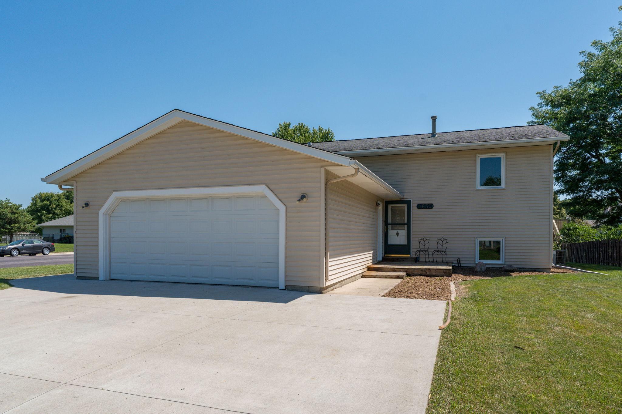 Photo 1 of 42 — 1655 Valley View Drive, Mankato, MN 56003