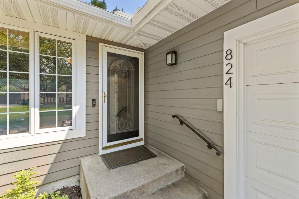 Photo of 824 Craig Avenue SW, Hutchinson, MN 55350 (MLS # 7121308)