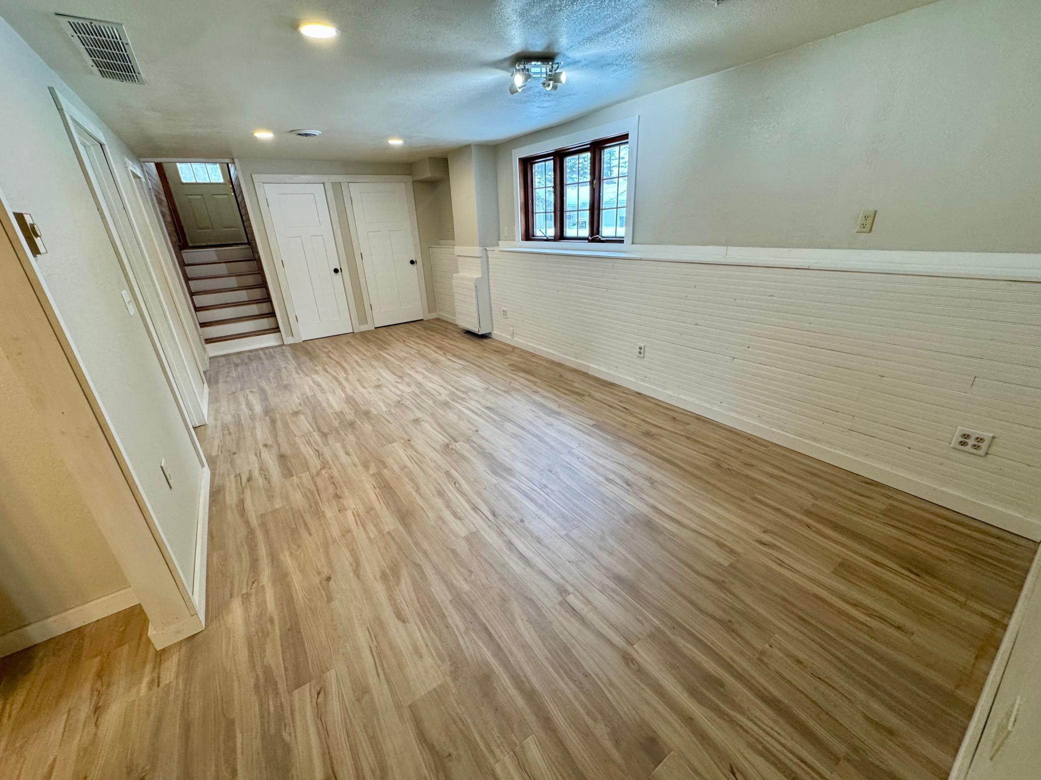 209 Lakeshore Drive W