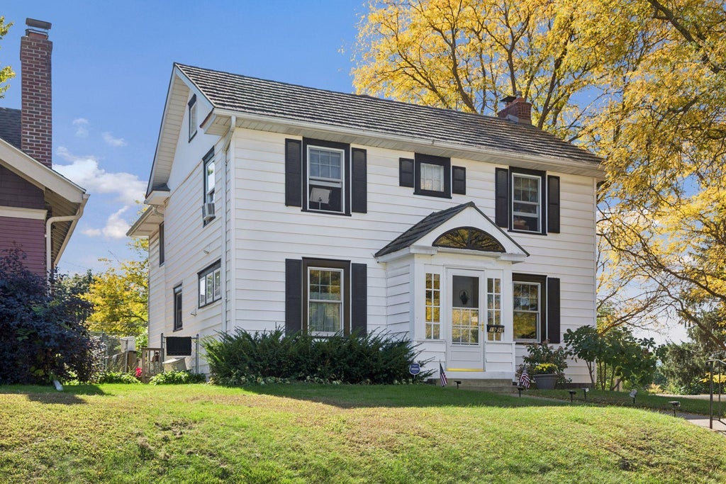 Photo of 1998 James Avenue, Saint Paul, MN 55105 (MLS # 7162532)