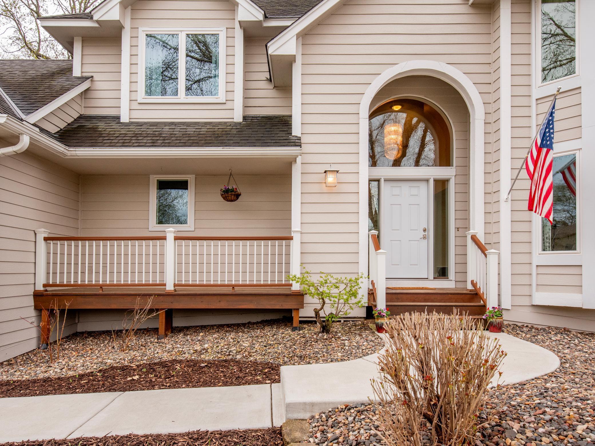 548 Red Oak Court