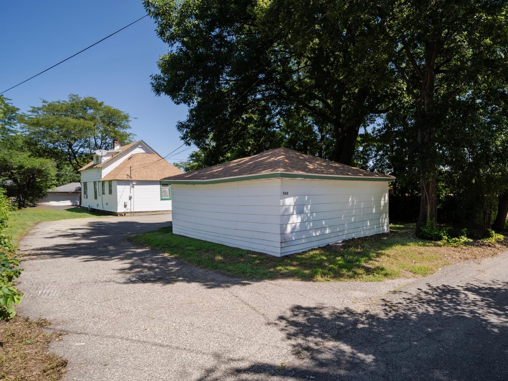 568 Lawson Avenue W