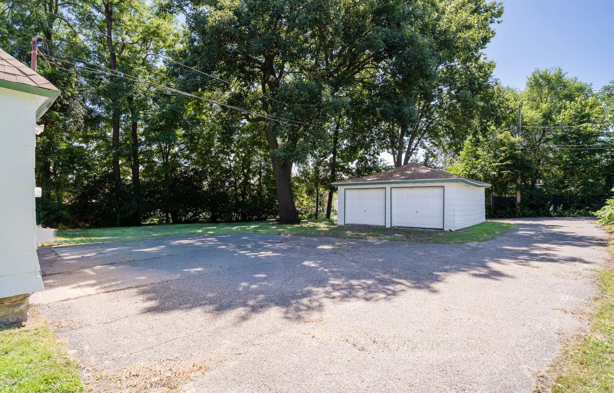 568 Lawson Avenue W