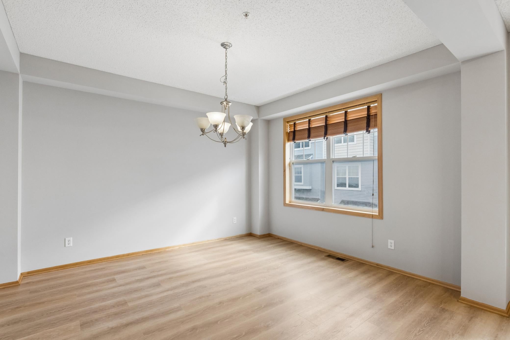 1662 Village Trail E 3