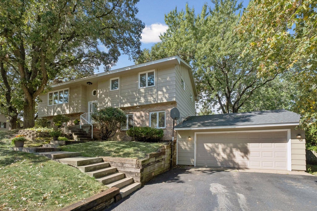 Photo of 16015 Oak Shore Drive, Lakeville, MN 55044 (MLS # 7116865)