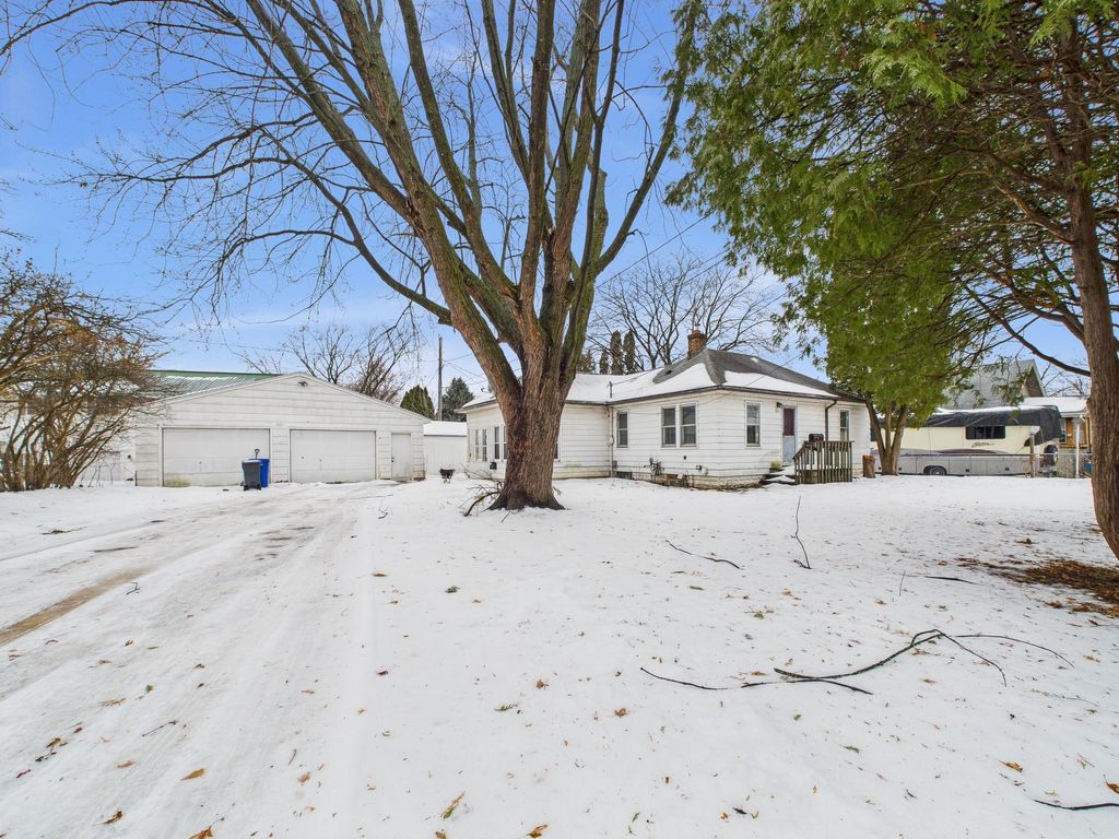 Photo of 827 Pedersen Street, Saint Paul, MN 55119 (MLS # 7003065)