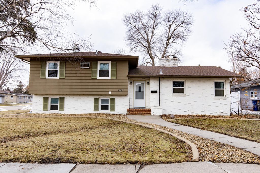 Photo of 1721 16th Street S, Moorhead, MN 56560 (MLS # 7033104)