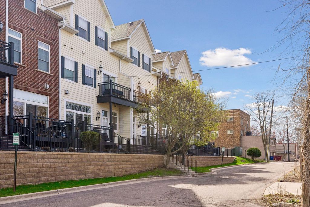 Photo of 1589 Niles Avenue #6, Saint Paul, MN 55116 (MLS # 7053810)