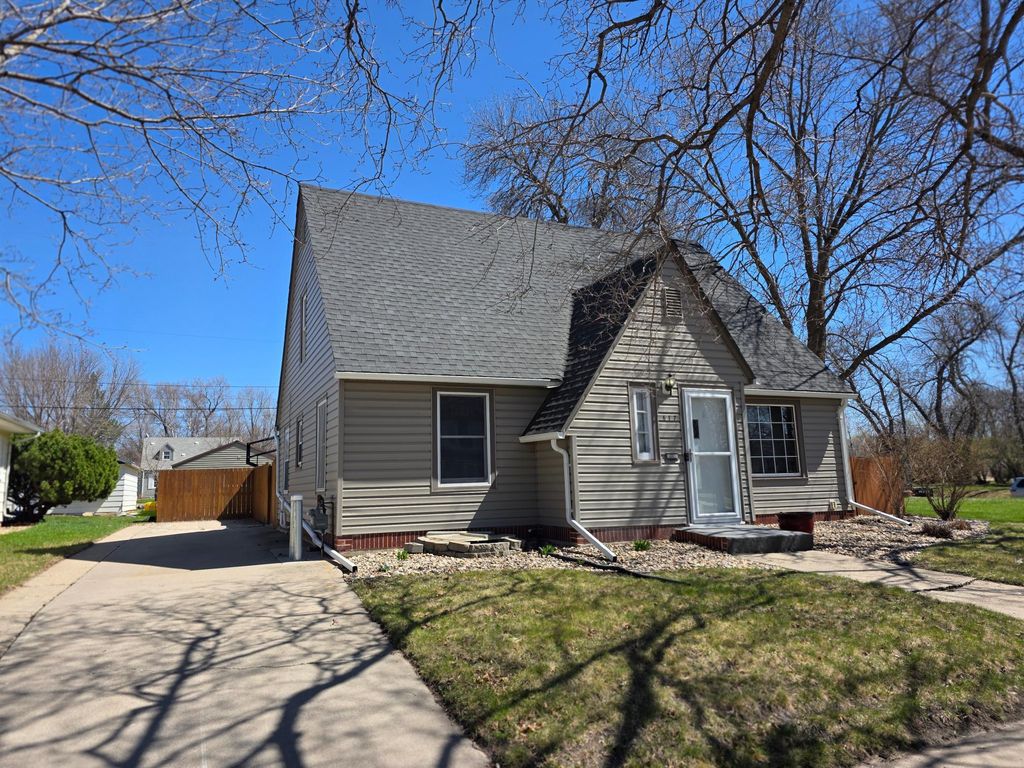 Photo of 617 S Hiawatha Avenue, Pipestone, MN 56164 (MLS # 7056819)