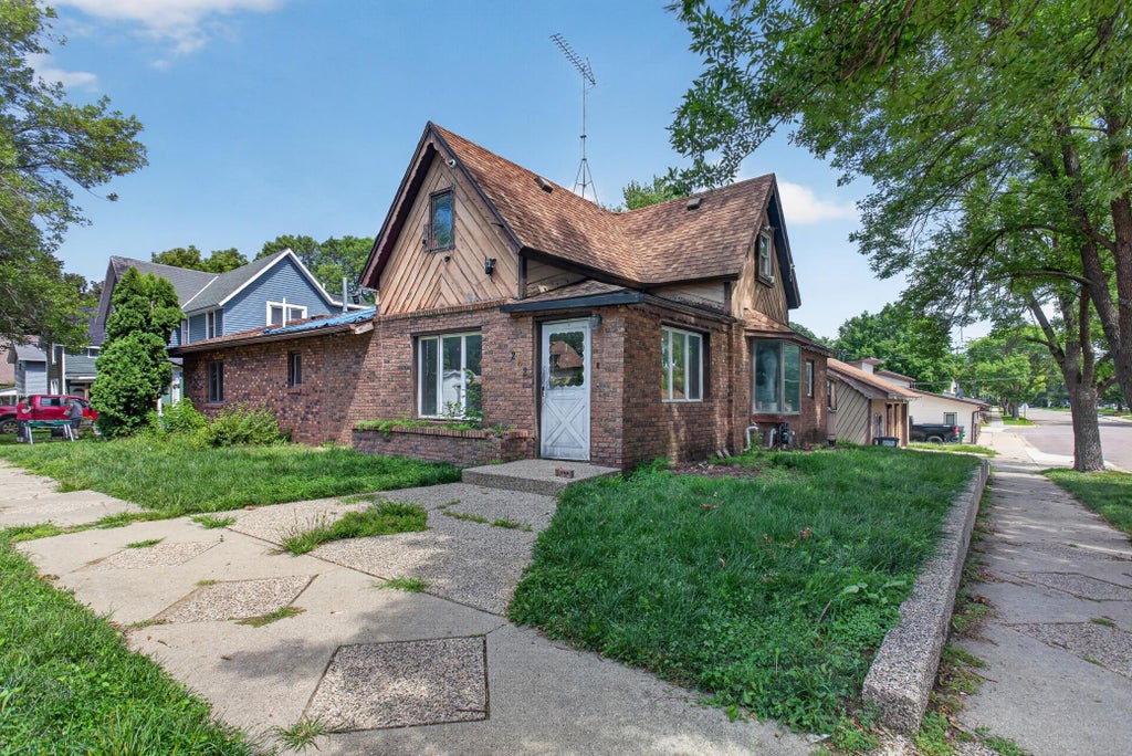 Photo of 202 N Lincoln Street, Lake Crystal, MN 56055 (MLS # 7130055)