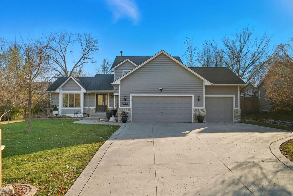 Photo of 1136 County Road C2 W, Roseville, MN 55113 (MLS # 7024320)
