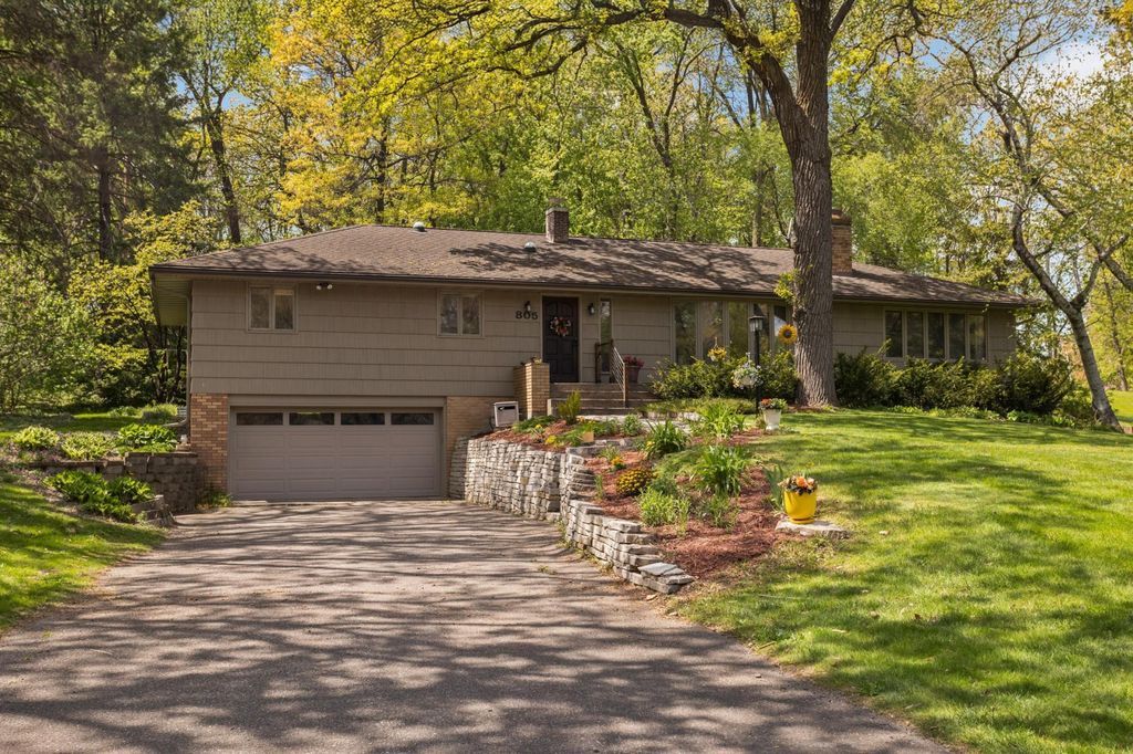 Photo of 805 Kingsview Lane N, Plymouth, MN 55447 (MLS # 7072246)