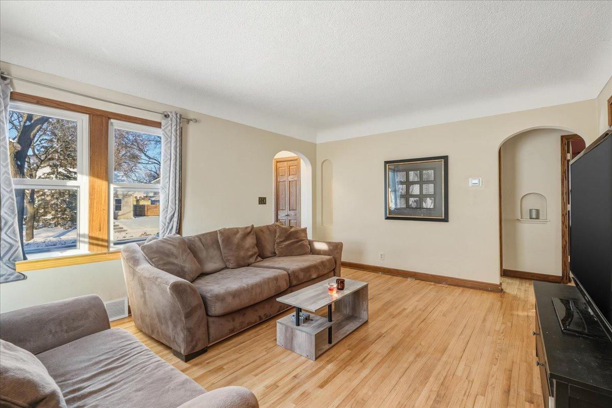 1730 Arlington Avenue E