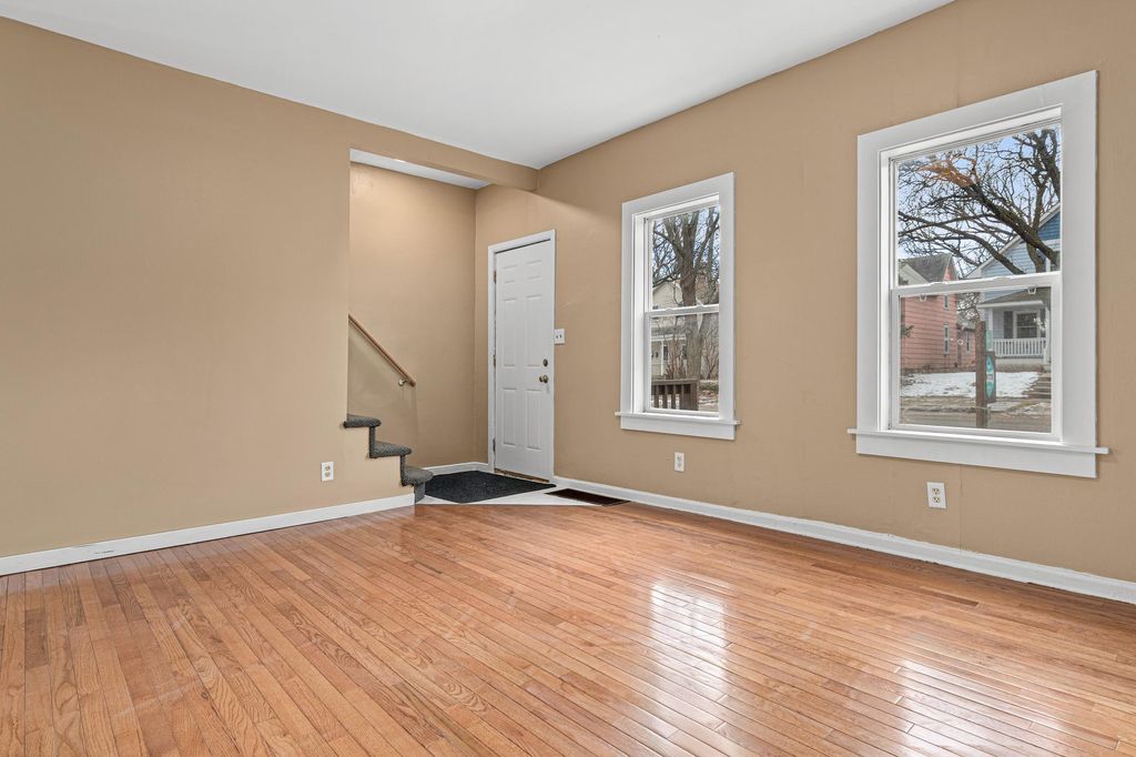 Photo of 511 Edmund Avenue W, Saint Paul, MN 55103 (MLS # 7021916)