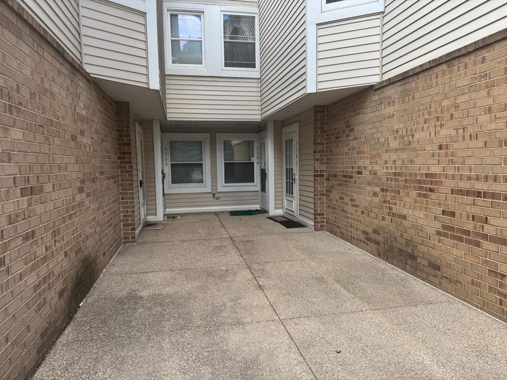 Photo of 5304 Highpointe Terrace, Bloomington, MN 55437 (MLS # 7081456)