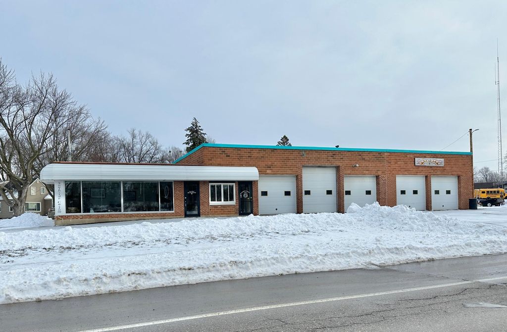 Photo of 1401 SE Broadway Avenue, Albert Lea, MN 56007 (MLS # 7003586)