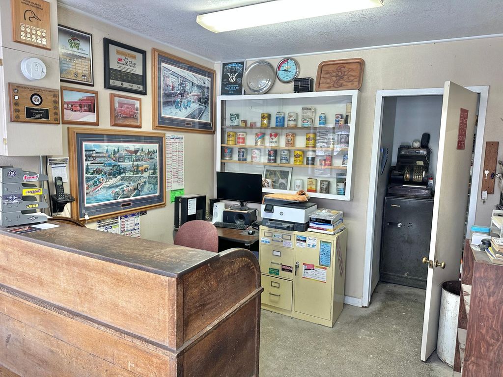 Photo of 1401 SE Broadway Avenue, Albert Lea, MN 56007 (MLS # 7003586)