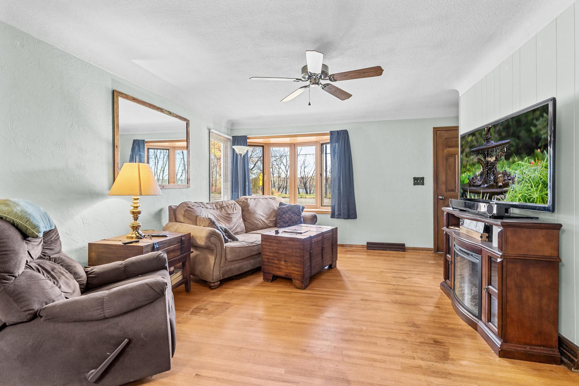 2869 Victoria Street N