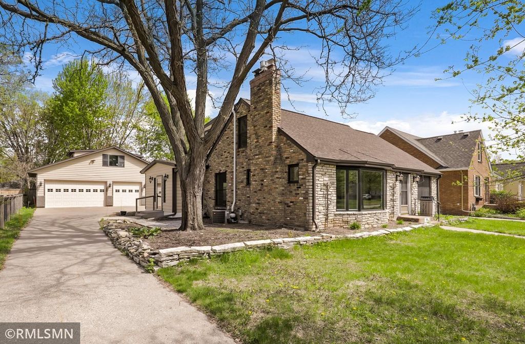 Photo of 915 Nebraska Avenue W, Saint Paul, MN 55117 (MLS # 7070906)
