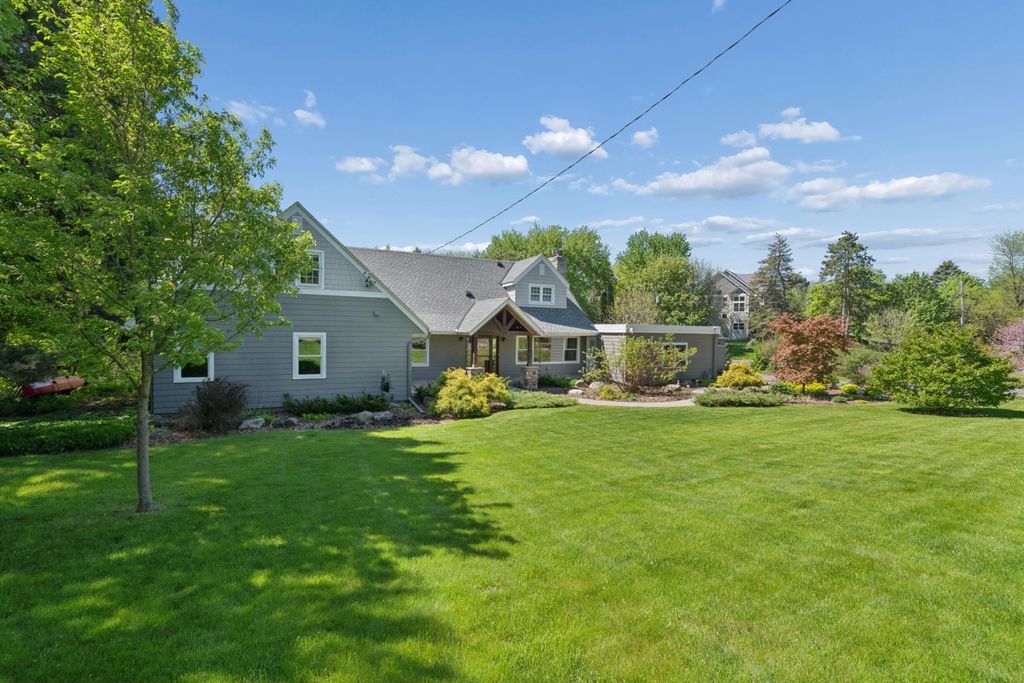 Photo of 784 Hilltop Court, Mendota Heights, MN 55118 (MLS # 7059192)