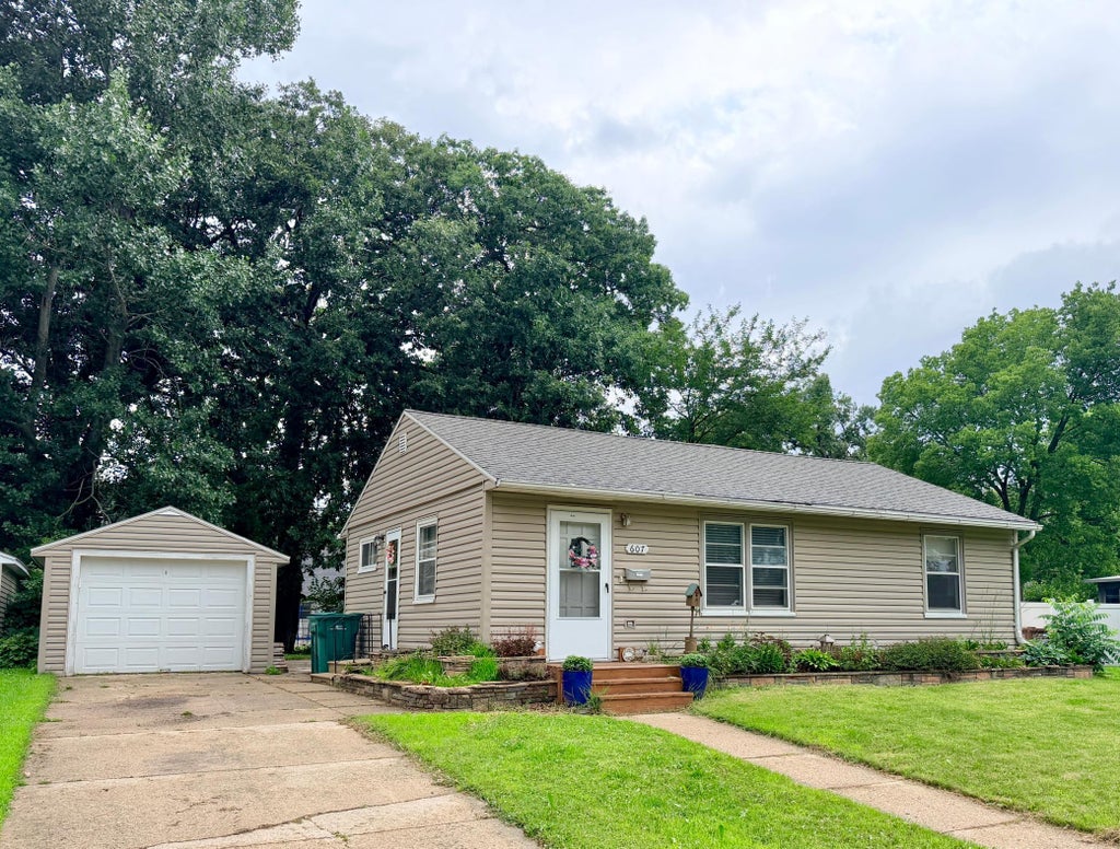 Photo of 607 Edgewood Avenue, Albert Lea, MN 56007 (MLS # 7105736)