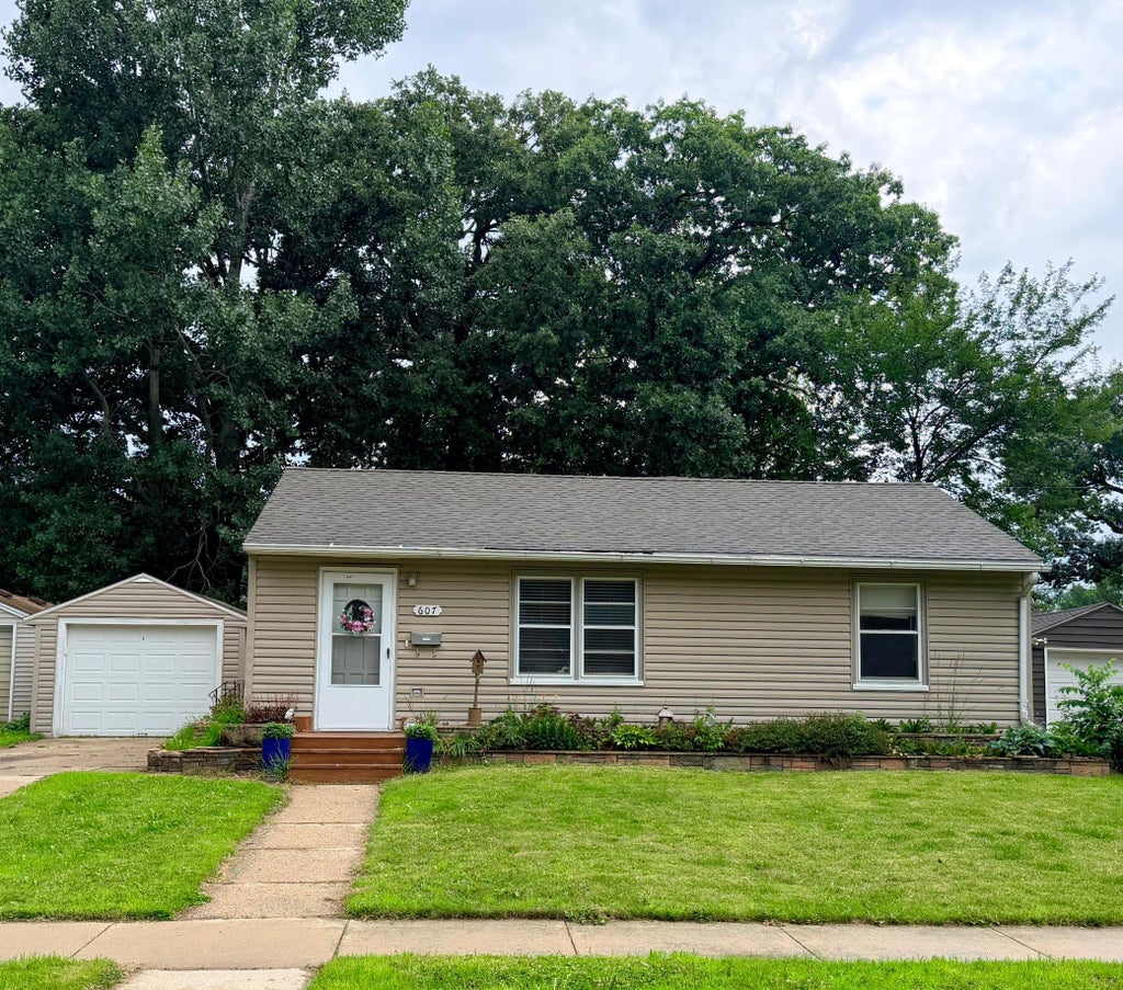 Photo of 607 Edgewood Avenue, Albert Lea, MN 56007 (MLS # 7105736)
