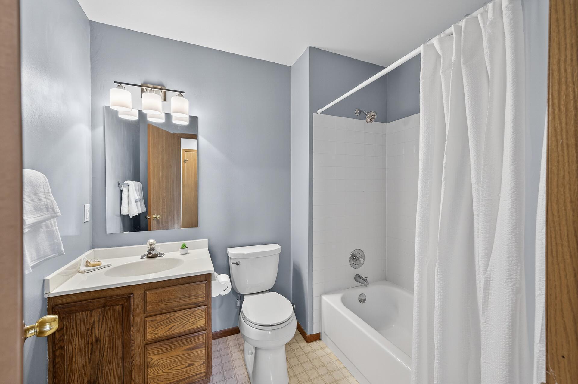 Bloomington, Minnesota 55438, United States, 3 Bedrooms Bedrooms, ,3 BathroomsBathrooms,Residential,Pending Sale,223281